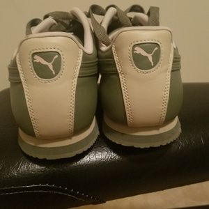 Forest green and tan pumas